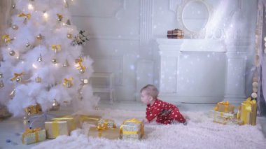 Bebek bir Noel ağacı hediye keşfetmek yeni yıl yakınındaki sunar ve ağacı.