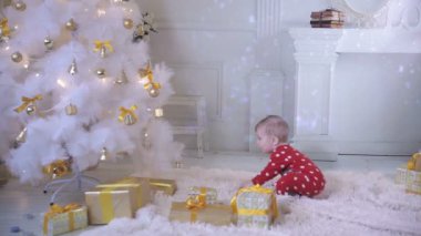 Bebek bir Noel ağacı hediye keşfetmek yeni yıl yakınındaki sunar ve ağacı.