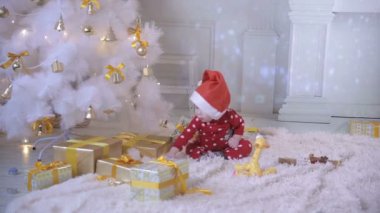 Bebek bir Noel ağacı hediye keşfetmek yeni yıl yakınındaki sunar ve ağacı.