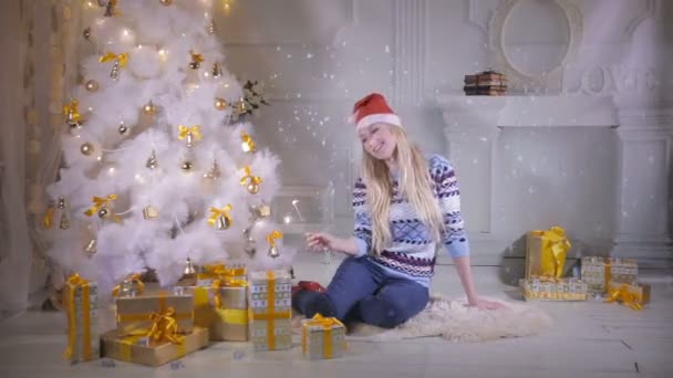 Feliz mujer sonriente con año nuevo brilla riendo y posando cerca del árbol de Navidad . — Vídeos de Stock