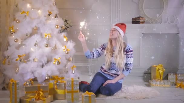 Happy smiling woman with new year sparkles laughing and posing near Christmas tree. — Stock Video