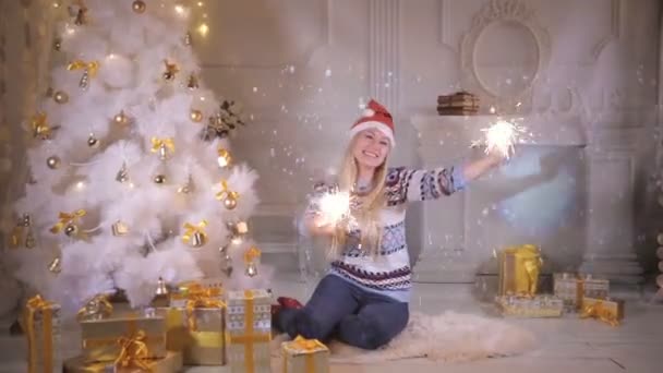 Lyckligt leende kvinna med nyår glittrar skrattar och posing nära julgran. — Stockvideo