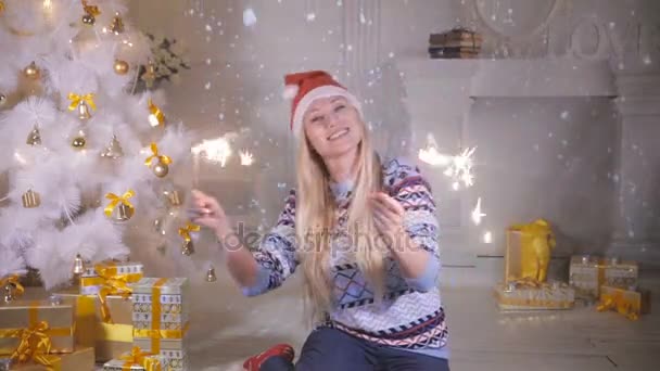 Happy smiling woman with new year sparkles laughing and posing near Christmas tree. — Stock Video