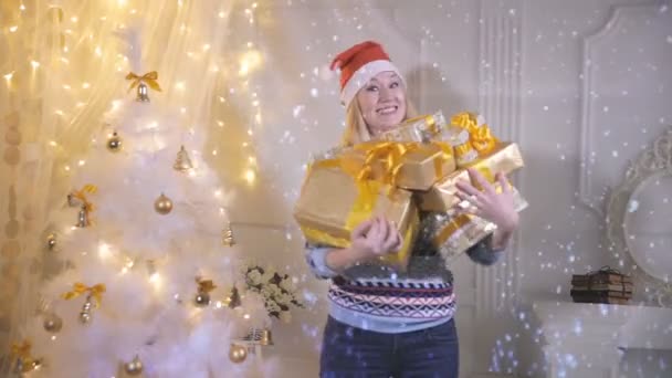 Menina feliz, muito engraçado segurando muitos presentes, animado sobre eles . — Vídeo de Stock