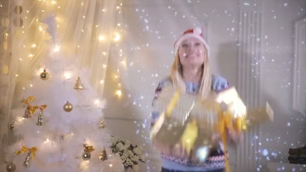 Радісна смішна дівчина викидає багато подарунків, схвильованих ними . — стокове відео