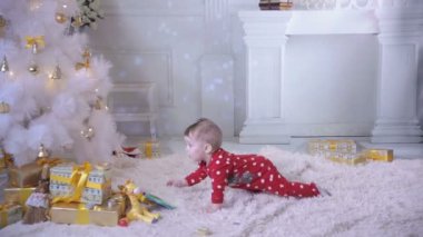 Bebek bir Noel ağacı hediye keşfetmek yeni yıl yakınındaki sunar ve ağacı.