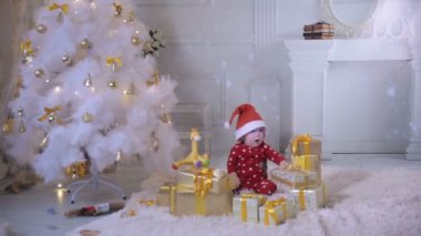 Noel ağacının yanında oynayan bebek. Yeni yıl kutlamaları sırasında.