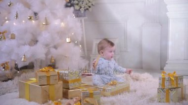 Simit yemek bebek çocuk Noel ağacı yakınındaki.