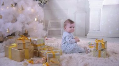 Simit yemek bebek çocuk Noel ağacı yakınındaki.