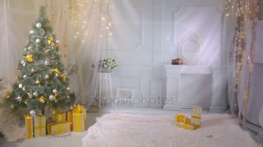 Yeni yıl, yılbaşı, sunar, oturma odasında şömine. Hiç kimse, hiçbir insan. Yeni yıl arka plan.