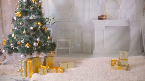 Neujahr, Weihnachten, Geschenke, Kamin im Wohnzimmer. Niemand, kein Volk. Hintergrund zum neuen Jahr. — Stockvideo