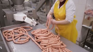 Et işleme fabrikasında sosis üretimi.