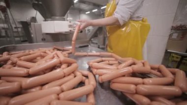 Et işleme fabrikasında sosis üretimi.