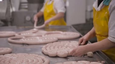 Sosis, yapım işçilerin et incelik bir otomatik et işleme donanımları.