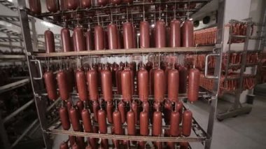 Kurutulmuş et, sosis, et ürünleri gıda fabrika depolama asılı.