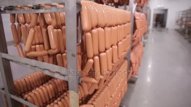 Kurutulmuş et, sosis, et ürünleri gıda fabrika depolama asılı.