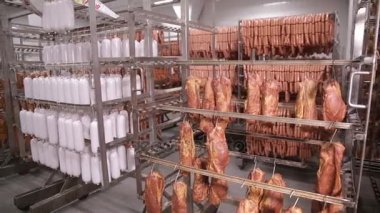 Kurutulmuş et, sosis, et ürünleri gıda fabrika depolama asılı.