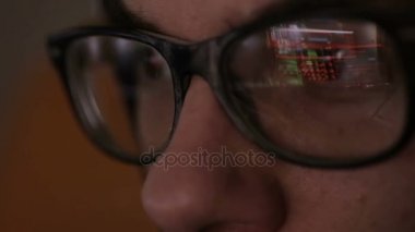 Hackerlar perde ile ikili kod, veri kod reflectied programcılar gözlük.
