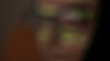 Hackerlar perde ile ikili kod, veri kod reflectied programcılar gözlük.