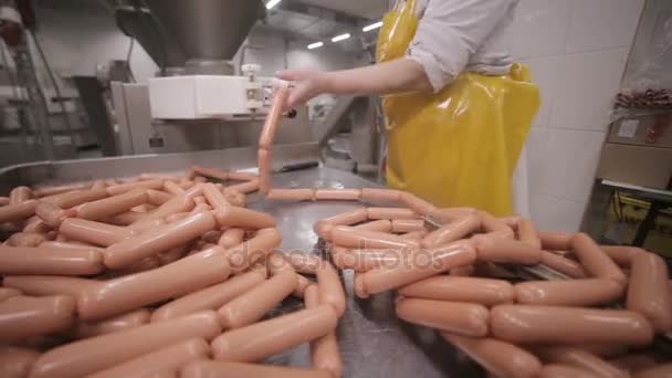 Производство колбас на мясокомбинате. — стоковое видео