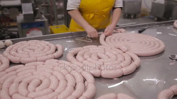 Pracowników co kiełbasy, mięso przysmak na zautomatyzowane urządzenia do obróbki mięsa. — Wideo stockowe