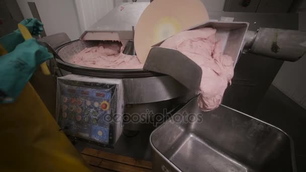 Máquina para la producción de carne picada que mezcla carne y especias para hacer perritos calientes y salchichas en una fábrica de alimentos . — Vídeos de Stock