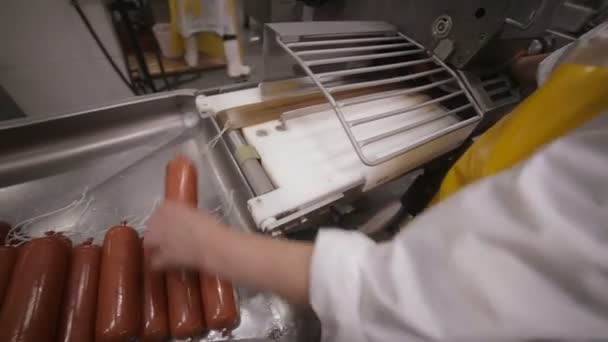 Fleischdelikatessenproduktion. Arbeiter Hände betreibt auotmated Produktionslinie von Wurst und Fleischprodukten. — Stockvideo