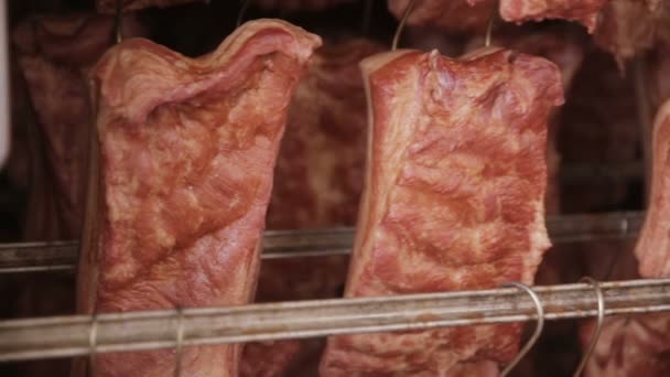 Uzené, grilované maso hovězí žebra na skladování ve zpracovatelských průmyslových masa. — Stock video