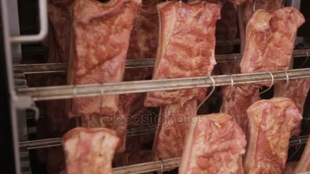 Costillas de carne de res ahumadas a la parrilla en un almacén en una fábrica industrial de procesamiento de carne . — Vídeos de Stock