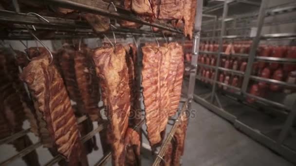 Rökt, grillat nötkött revben på en lagring i en industriell bearbetning köttfabrik. — Stockvideo