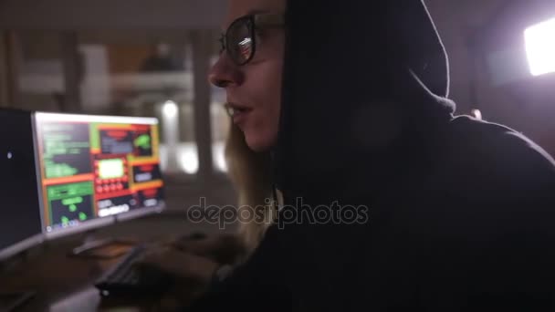 Команда хакеров, взламывающих компьютеры, работающих в темной комнате . — стоковое видео