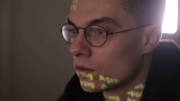 Hacker-Bildschirm mit Binärcode, Datencode spiegelt sich in Programmierbrille. — Stockvideo