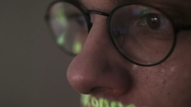 Schermo degli hacker con codice binario, codice dati riflesso negli occhiali dei programmatori . — Video Stock