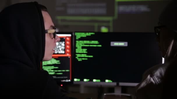 Team av hackare, datorer, arbetar i mörkt rum. — Stockvideo