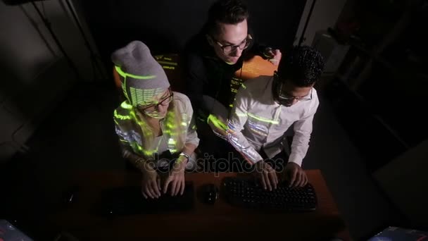 Grupo de hackers usando código de computador no escuro . — Vídeo de Stock