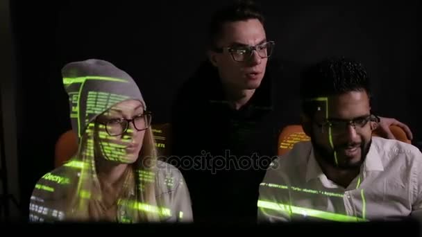 Gruppo di hacker utilizzando il codice del computer al buio . — Video Stock