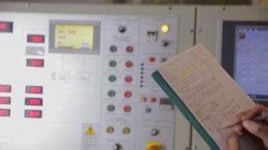 Denetim paanel bir enerji Sanayi Fabrikası'nın kontrol odasında faaliyet sanayi işçisi.
