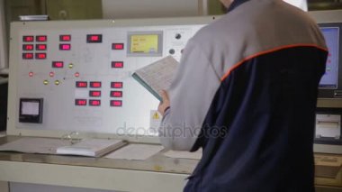 Denetim paanel bir enerji Sanayi Fabrikası'nın kontrol odasında faaliyet sanayi işçisi.