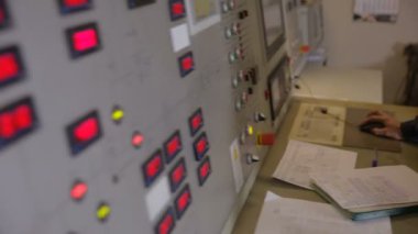 Denetim paanel bir enerji Sanayi Fabrikası'nın kontrol odasında faaliyet sanayi işçisi.