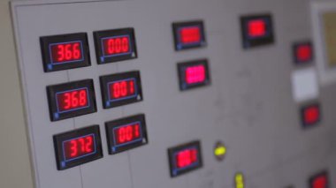 Endüstriyel kontrol paneli enerji Sanayi Fabrikası'nın kontrol odasında.