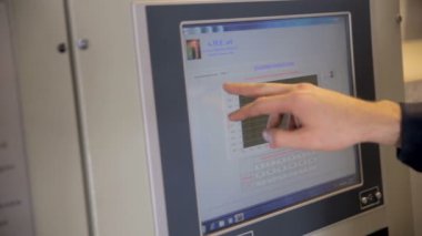 Tanınmayan çalışan bir endüstriyel makine programlama.