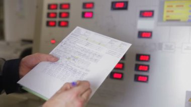 Denetim paanel bir enerji Sanayi Fabrikası'nın kontrol odasında faaliyet sanayi işçisi.