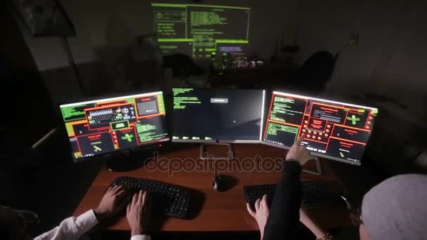 Equipe de hackers de computador trabalhando para obter acesso a um sistema de computador. Vista de cima . — Vídeo de Stock