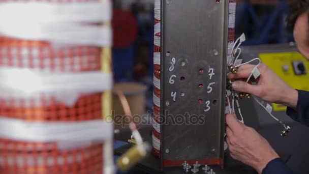 Manos de trabajador apretando tornillos manualmente en una línea de montaje . — Vídeos de Stock