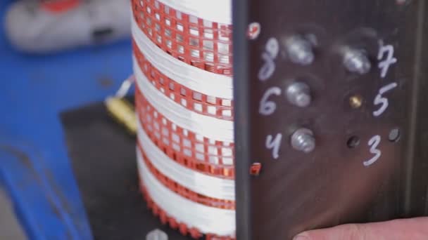 Manos de trabajador apretando tornillos manualmente en una línea de montaje . — Vídeos de Stock