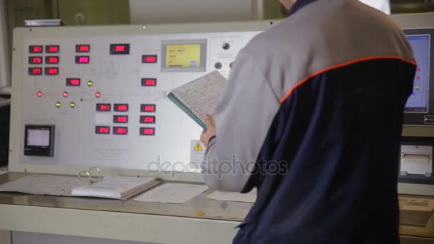Промышленный рабочий, управляющий панелем в диспетчерской промышленной электростанции . — стоковое видео
