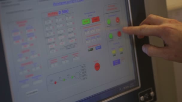 Travailleur méconnaissable programmant une machine industrielle . — Video