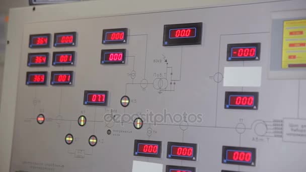 Panel de control industrial en la sala de control de una fábrica de energía industrial . — Vídeo de stock