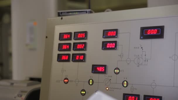 Industriële werknemer operationele controle paanel in de controlekamer van een fabriek voor industriële macht. — Stockvideo