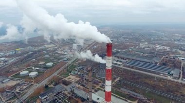 Üstten - endüstriyel alanda sigara endüstriyel tesis boru görünüm. Termik santral.